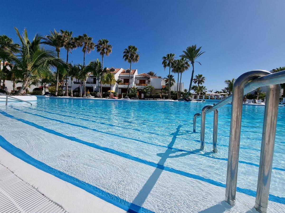 Studio Apartment No 1 Directly On The Beach And Sea, Terrace, Heated Pool, Wifi Playa de las Americas  Bagian luar foto