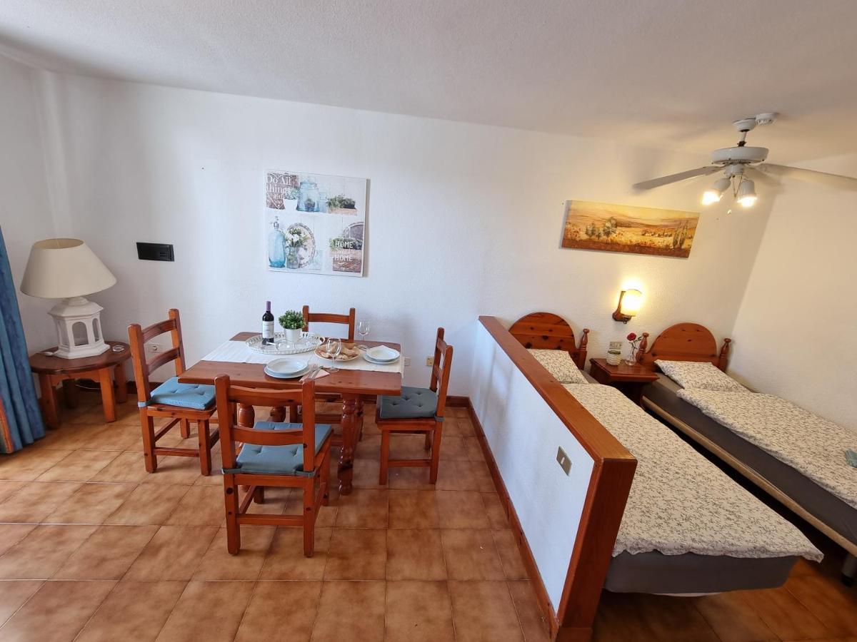 Studio Apartment No 1 Directly On The Beach And Sea, Terrace, Heated Pool, Wifi Playa de las Americas  Bagian luar foto