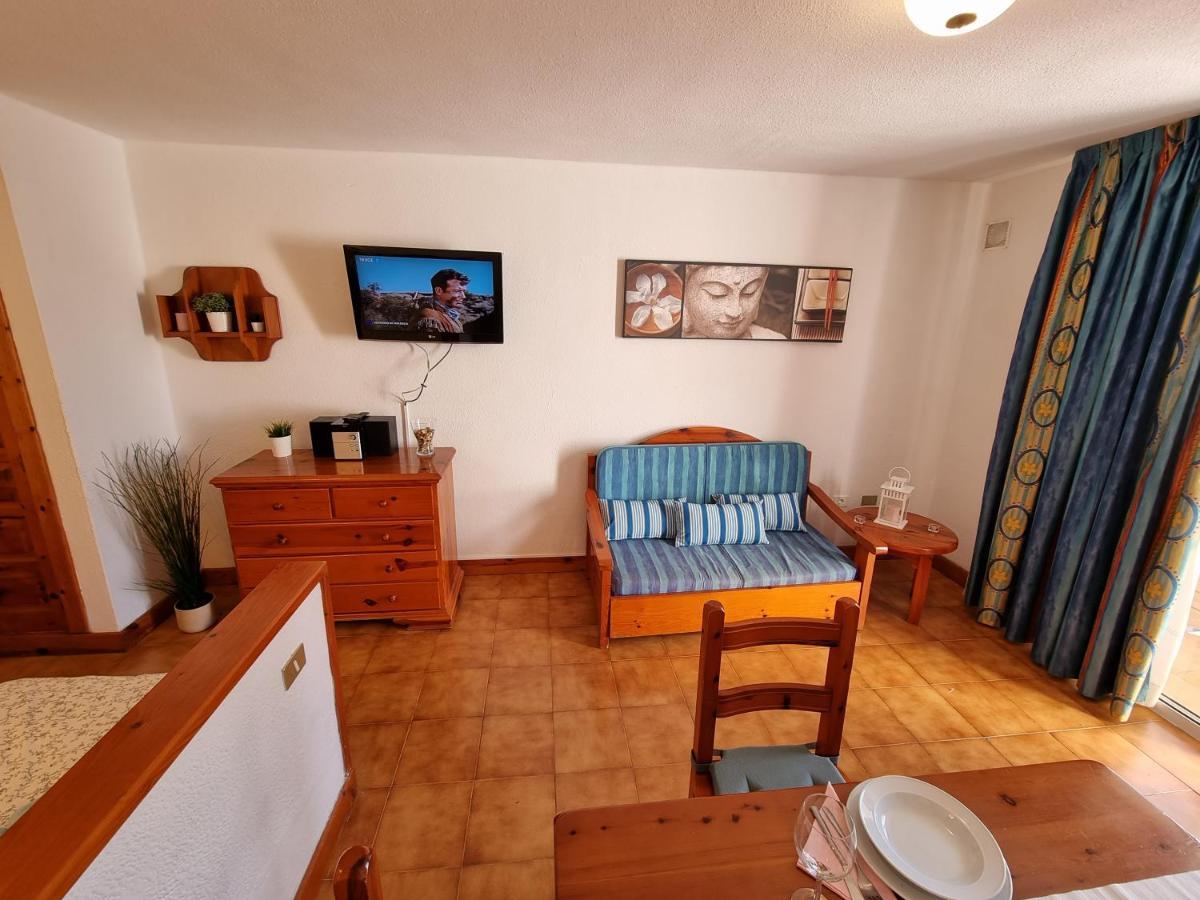 Studio Apartment No 1 Directly On The Beach And Sea, Terrace, Heated Pool, Wifi Playa de las Americas  Bagian luar foto
