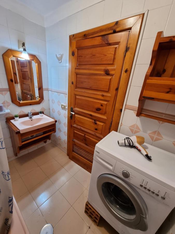 Studio Apartment No 1 Directly On The Beach And Sea, Terrace, Heated Pool, Wifi Playa de las Americas  Bagian luar foto
