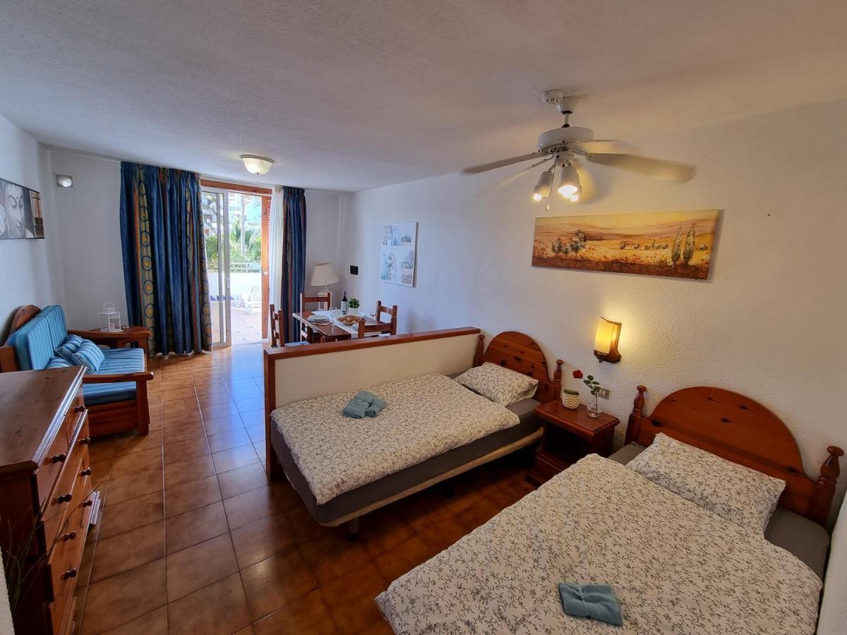 Studio Apartment No 1 Directly On The Beach And Sea, Terrace, Heated Pool, Wifi Playa de las Americas  Bagian luar foto