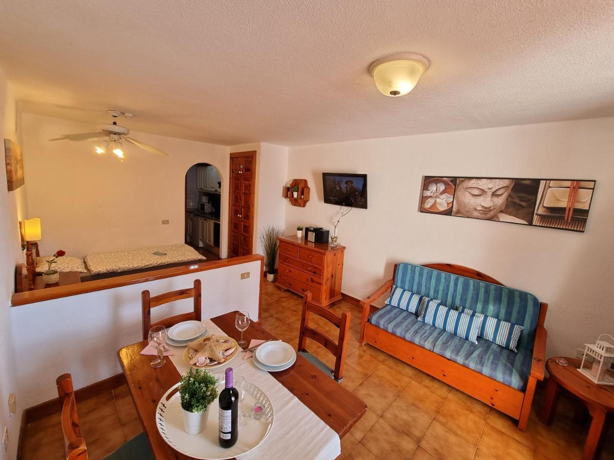 Studio Apartment No 1 Directly On The Beach And Sea, Terrace, Heated Pool, Wifi Playa de las Americas  Bagian luar foto