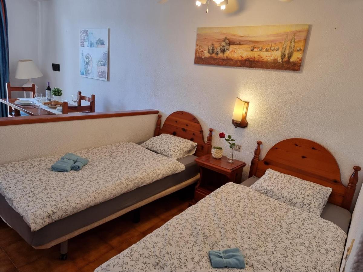 Studio Apartment No 1 Directly On The Beach And Sea, Terrace, Heated Pool, Wifi Playa de las Americas  Bagian luar foto