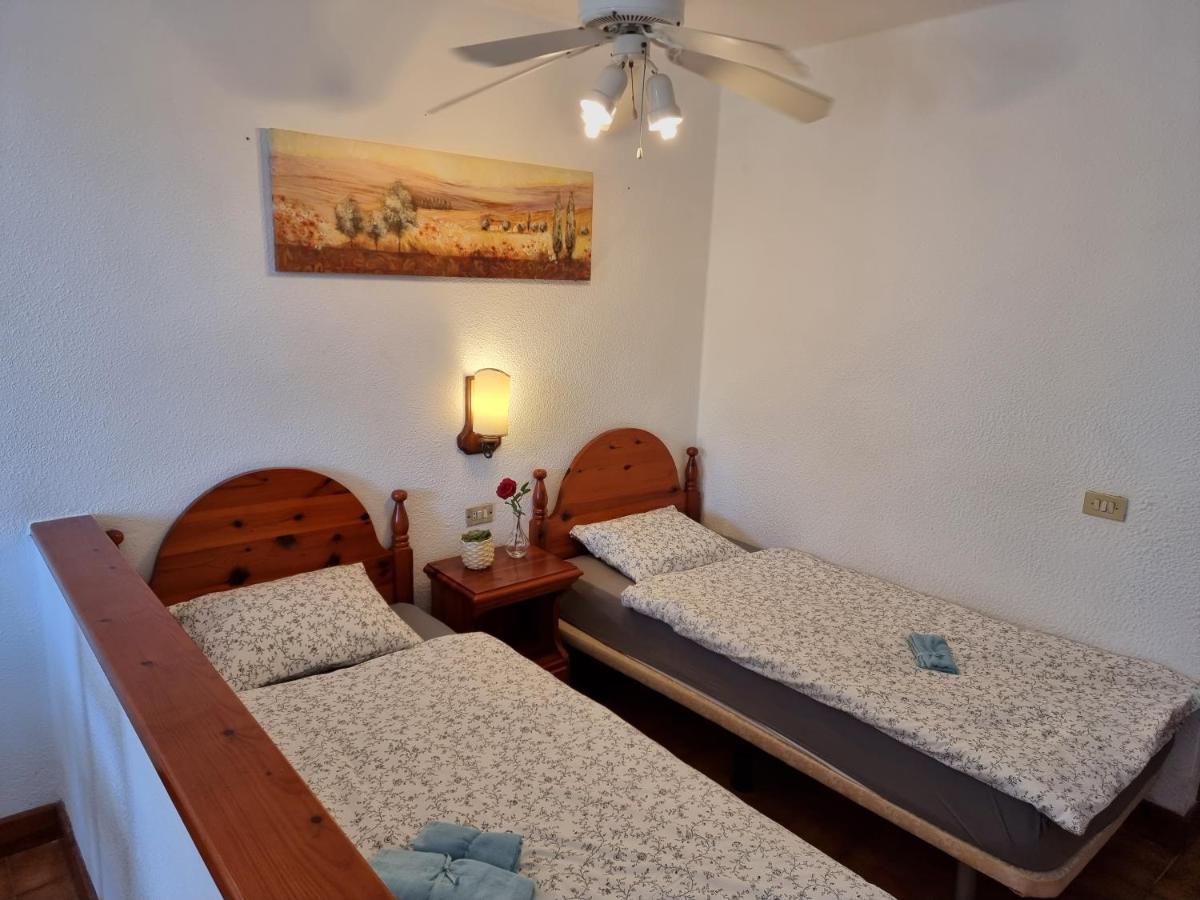 Studio Apartment No 1 Directly On The Beach And Sea, Terrace, Heated Pool, Wifi Playa de las Americas  Bagian luar foto